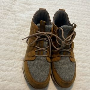 Sorel women’s size 9.5 waterproof snow boots mid height